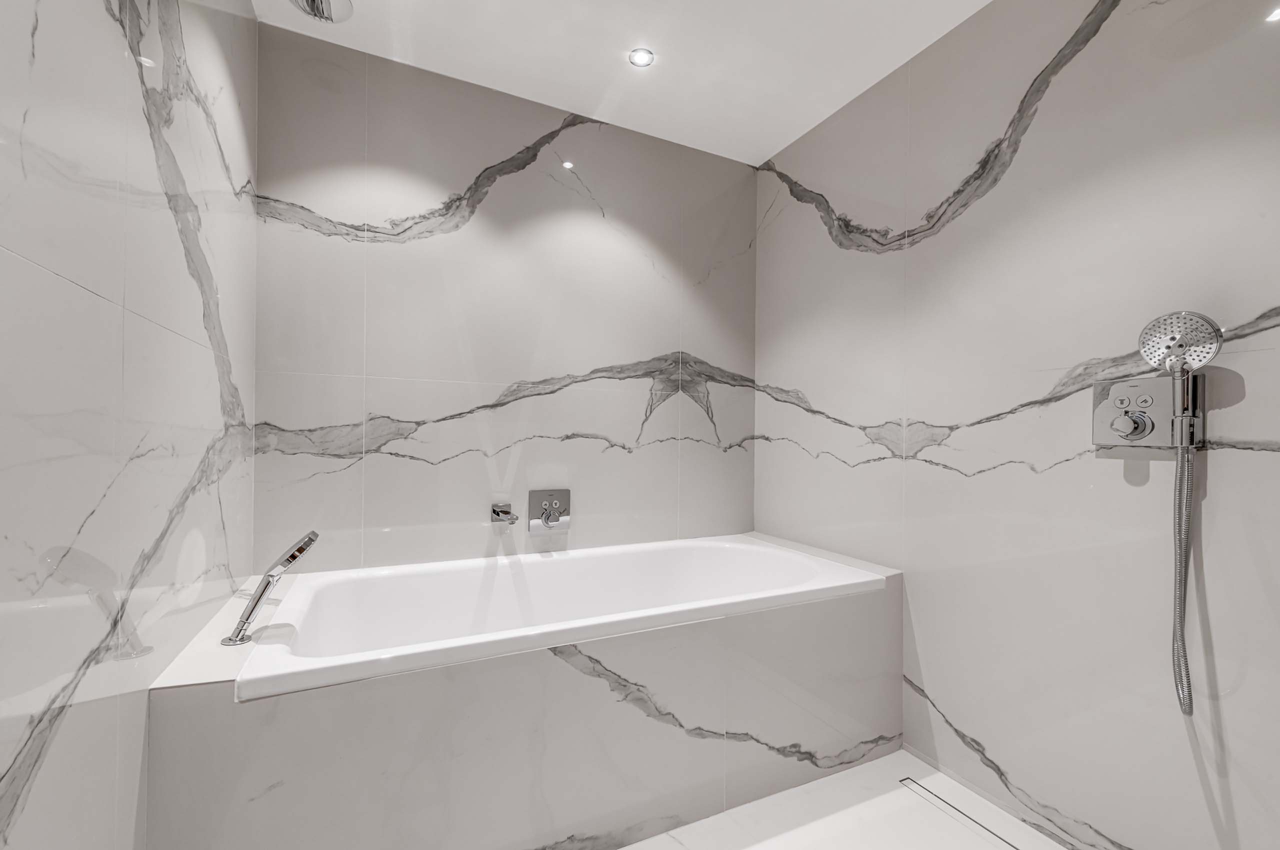 Chalet-nama-bathroom-bathtub-marble-modern-luxury-Courchevel1850