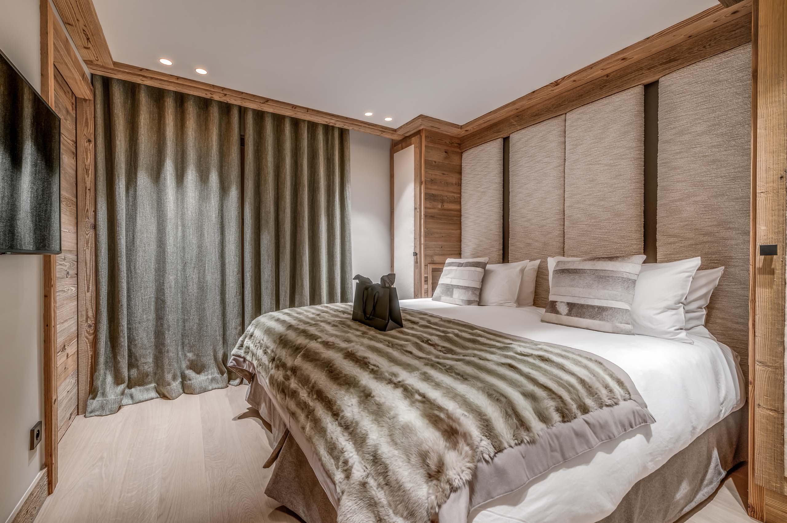 Chalet-nama-bedroom-luxury-interior-apline-design-courchevel1850
