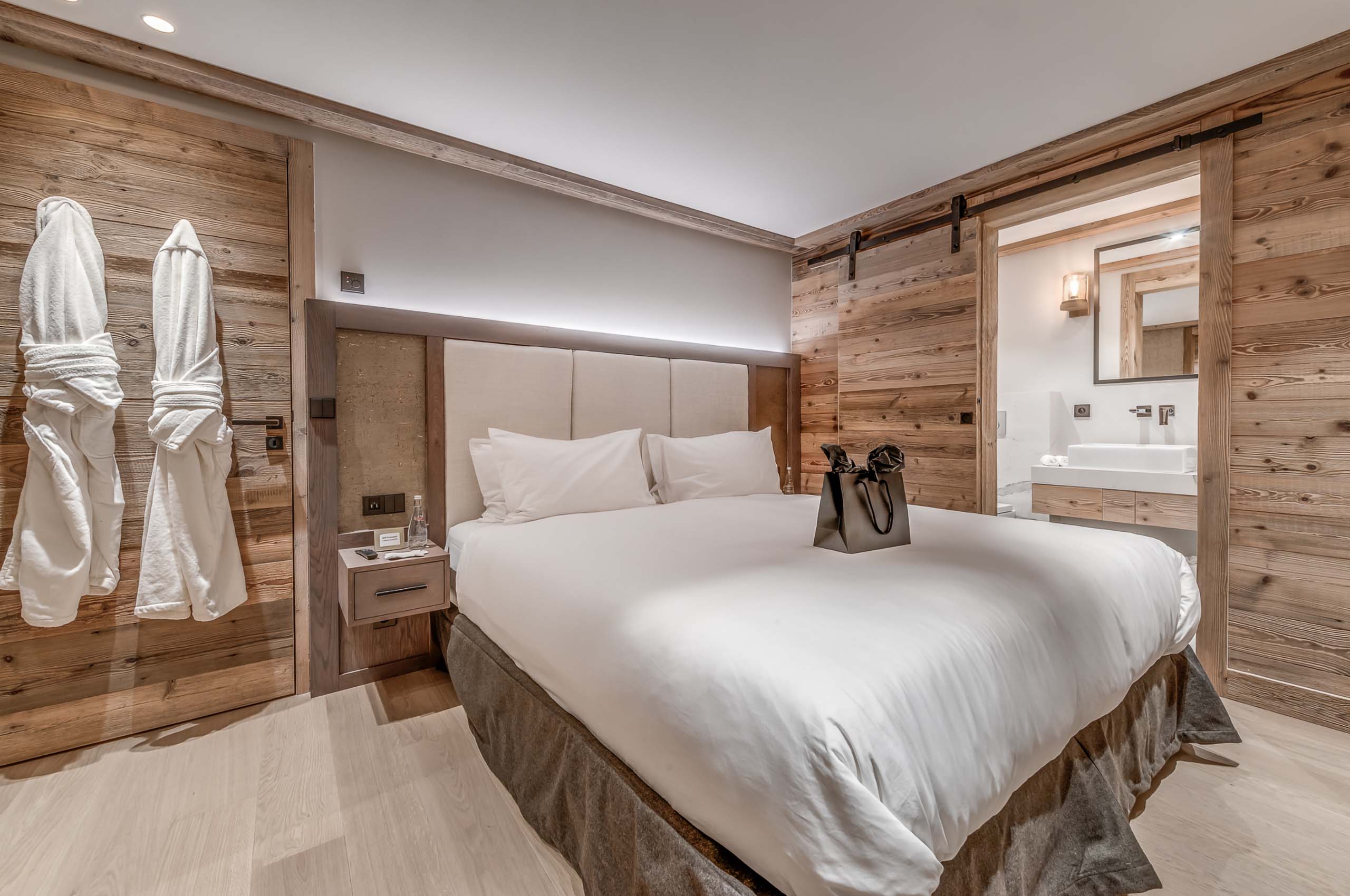 Chalet-nama-bedroom-modern-luxury-alpine-design-Courchevel1850