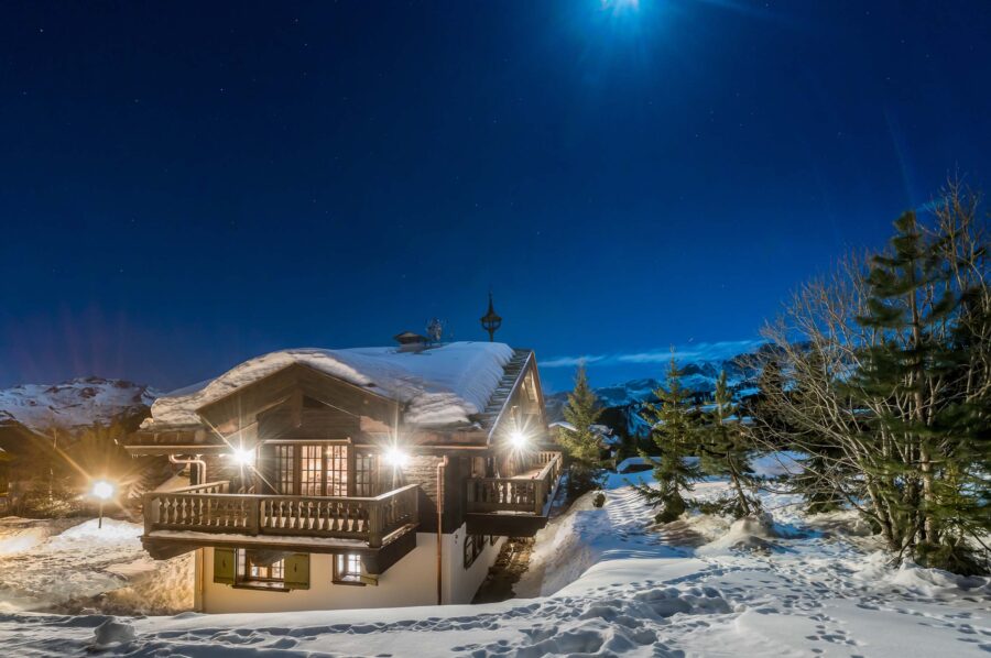 Chalet-nama-exterior-night-mountainview-stunning-luxury-rental-retreat-courchevel1850