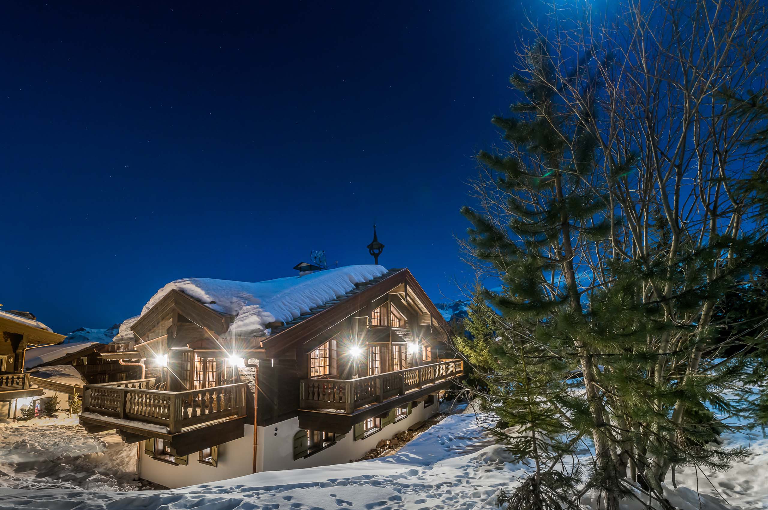 Chalet-nama-exterior-night-snow-mountainview-luxury-rental-courchevel1850