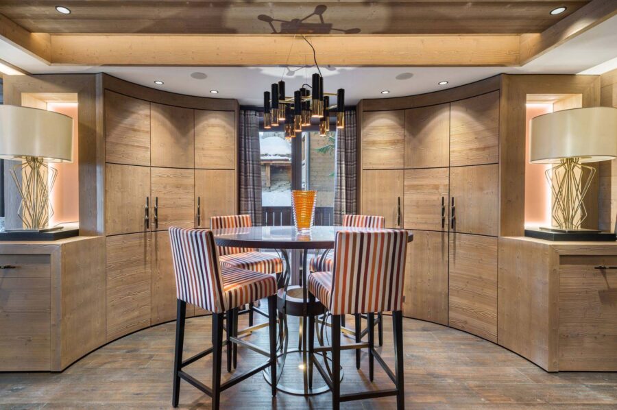 bar-livingarea-scenicviews-elegant-interiordesign-courchevel1850-luxury-chalet-alexi
