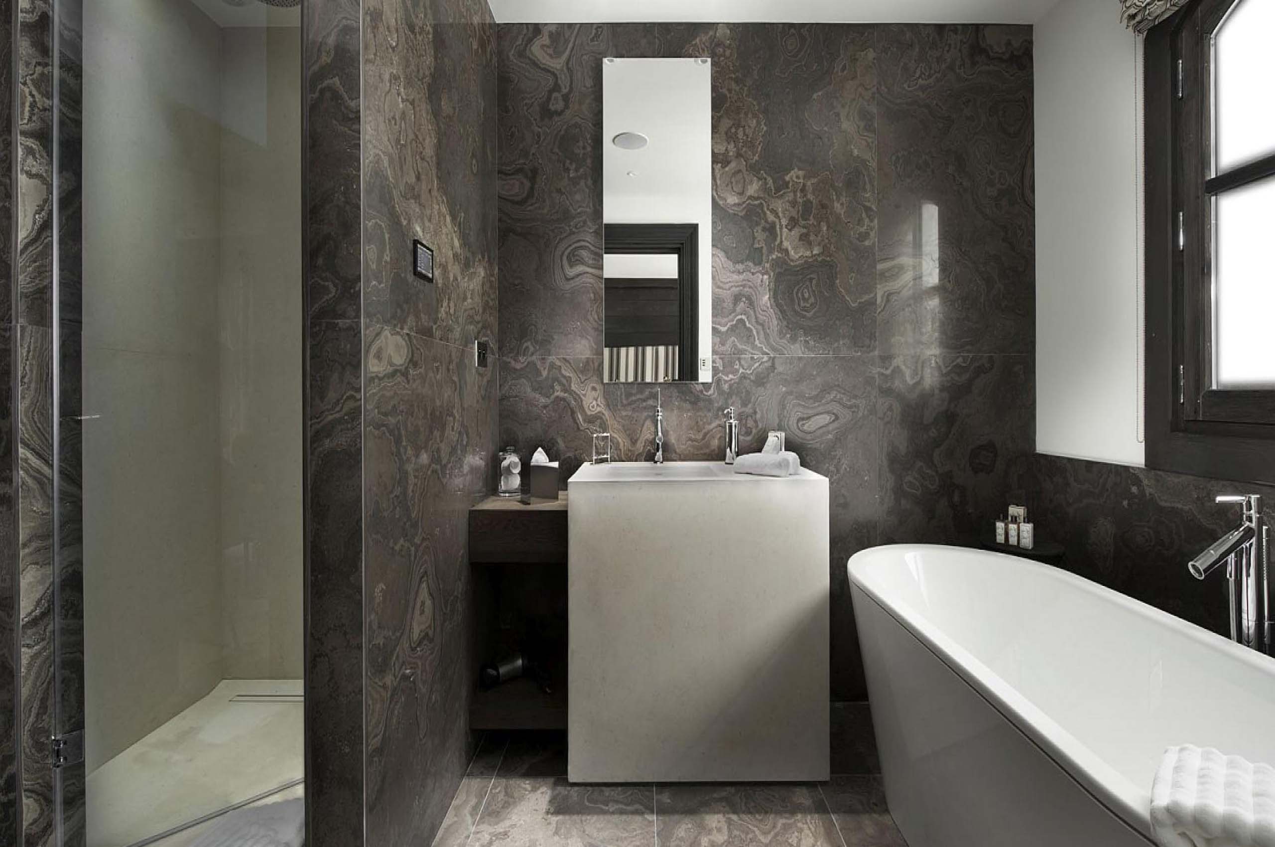 bathroom-bat-walkinshower-marble-modern-courchevel1850-luxury-chalet-corinne-15
