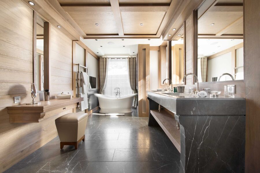 bathroom-bathtub-doublesink-dressingtable-marble-modern-design-courchevel1850-luxury-chalet-edel