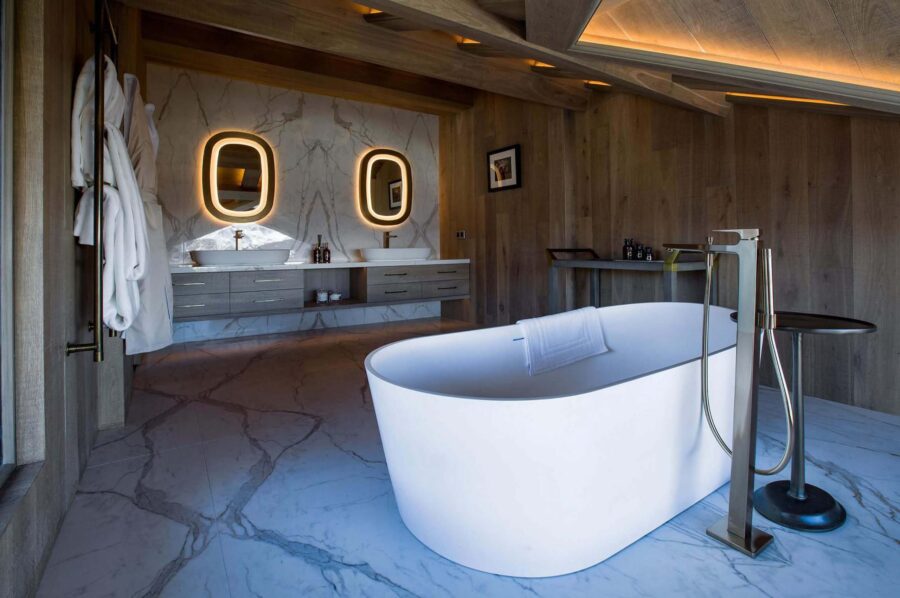 bathroom-bathtub-doublesink-elegant-modern-design-luxury-chalet-elizabeth-courchevel1850