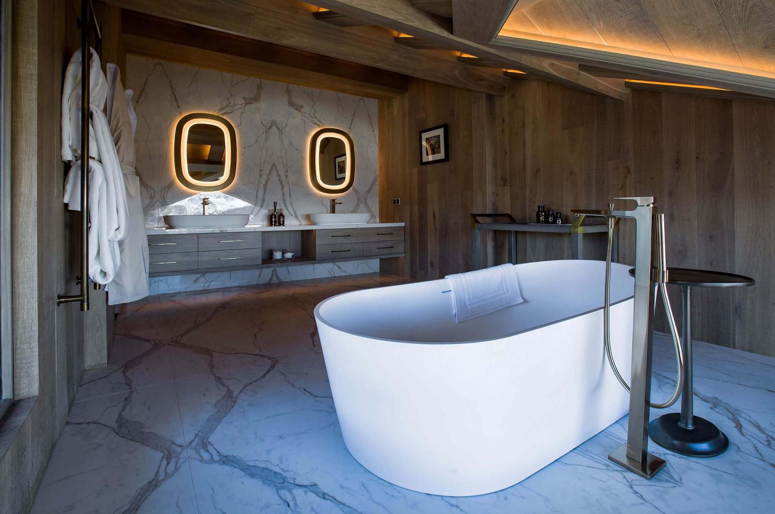 bathroom-bathtub-doublesink-elegant-modern-design-luxury-chalet-elizabeth-courchevel1850