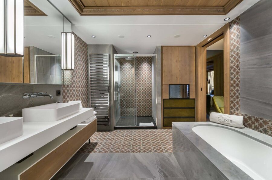 bathroom-bathtub-doublesink-shower-modern-elegant-design-courchevel1850-luxury-chalet-alexi