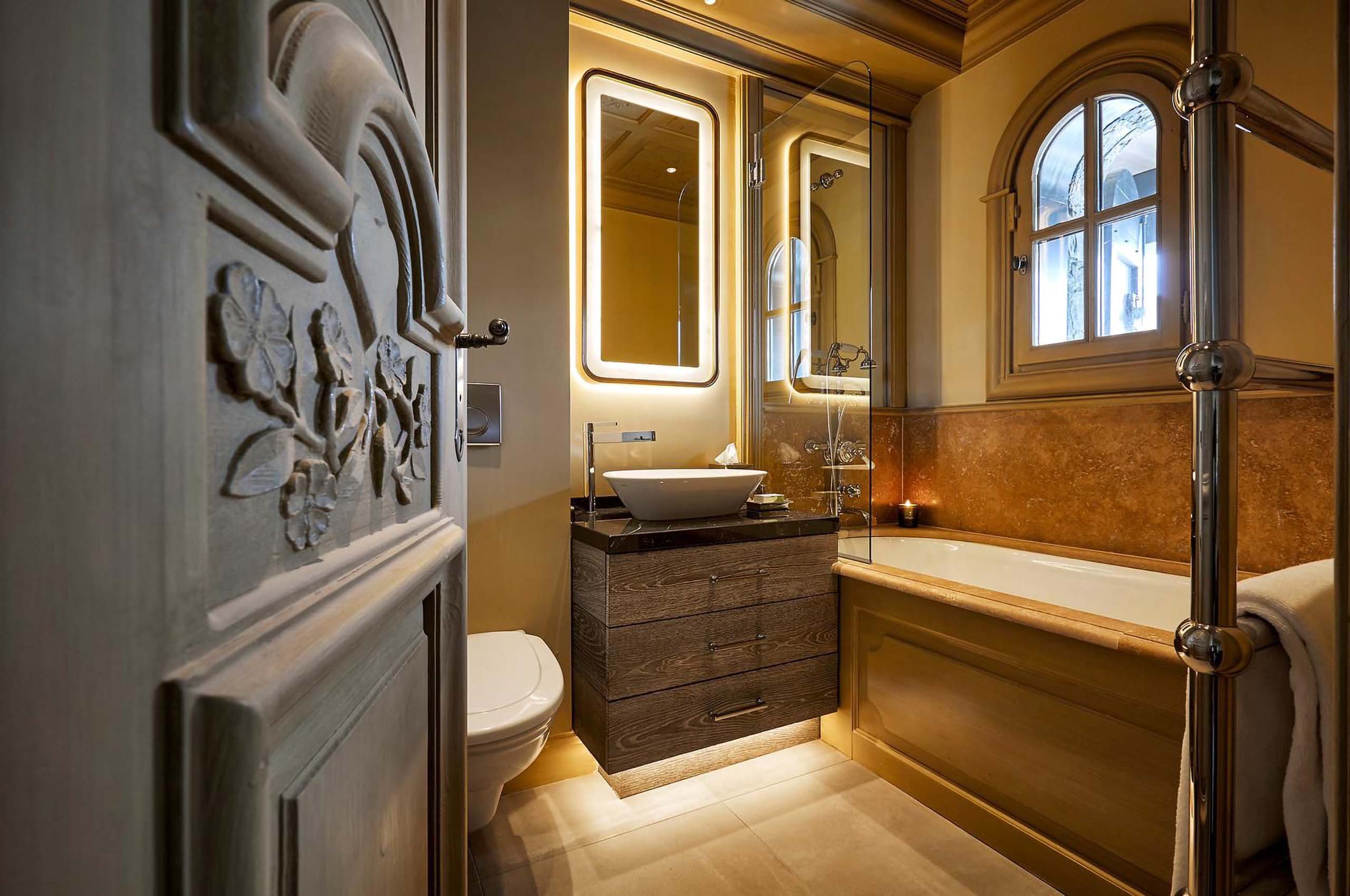 bathroom-bathtub-modern-elegant-bespoke-luxury-interiordesign-chalet-elizabeth-courchevel1850