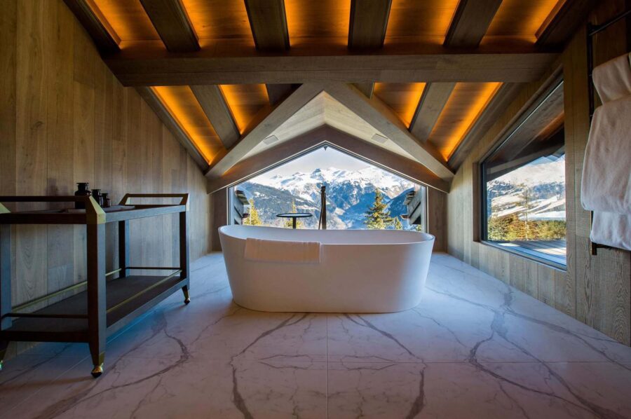 bathroom-bathtub-mountainviews-modern-elegant-design-luxury-chalet-elizabeth-courchevel1850