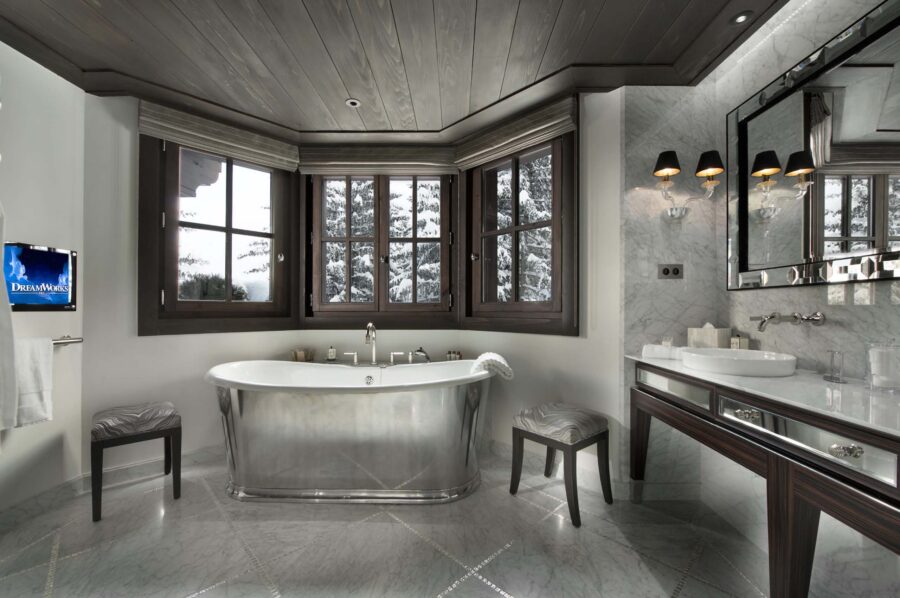 bathroom-bathtub-scenicviews-modern-stylish-design-courchevel1850-luxury-chalet-corinne-11