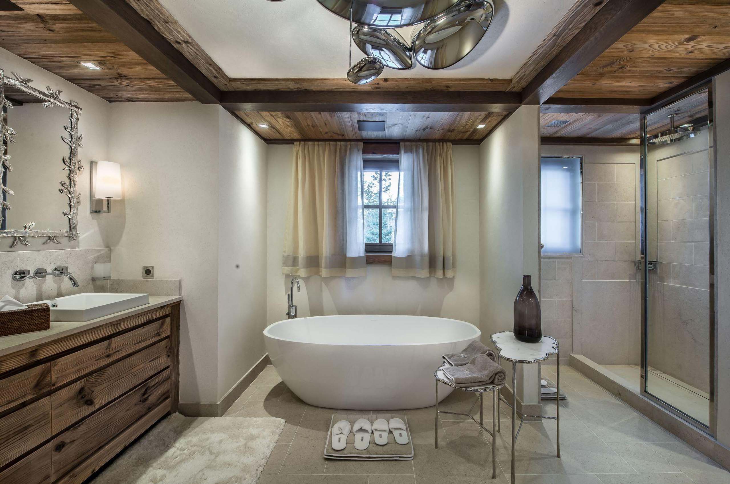 bathroom-bathtub-shower-elegant-alpine-design-courchevel1850-luxury-chalet-Kelly-09
