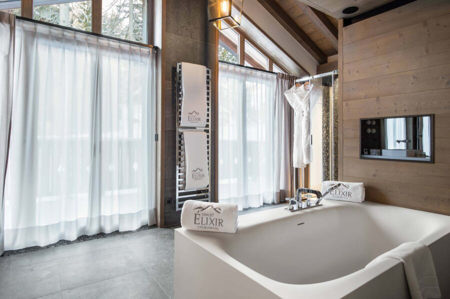 bathroom-bathtub-tv-scenicviews-courchevel1850-luxury-chalet-alexi