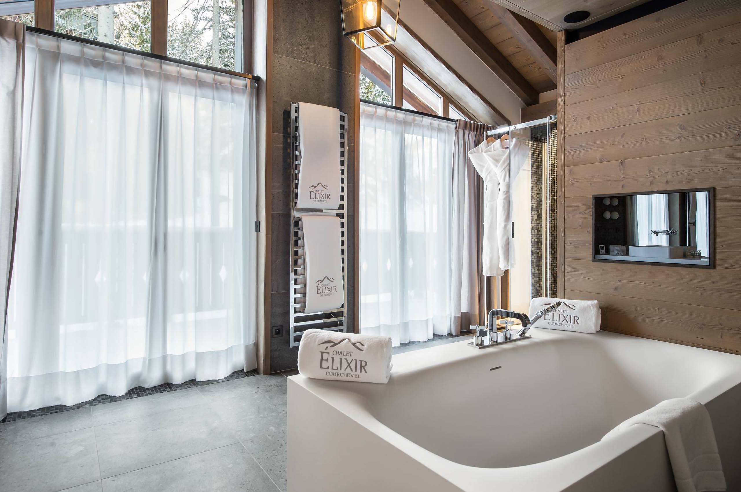 bathroom-bathtub-tv-scenicviews-courchevel1850-luxury-chalet-alexi