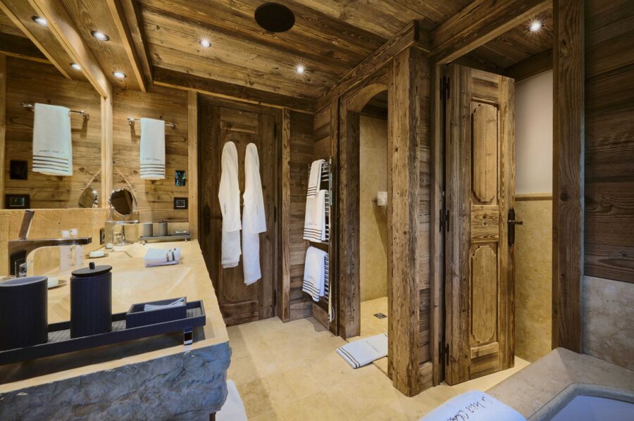 bathroom-bathtub-wooden-features-alpine-design-courchevel1850-luxury-chalet-chateau