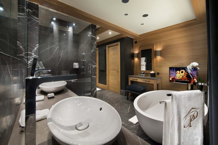 bathroom-doublesink-bathtub-modern-elegant-design-courchevel1850-luxury-chalet-palais