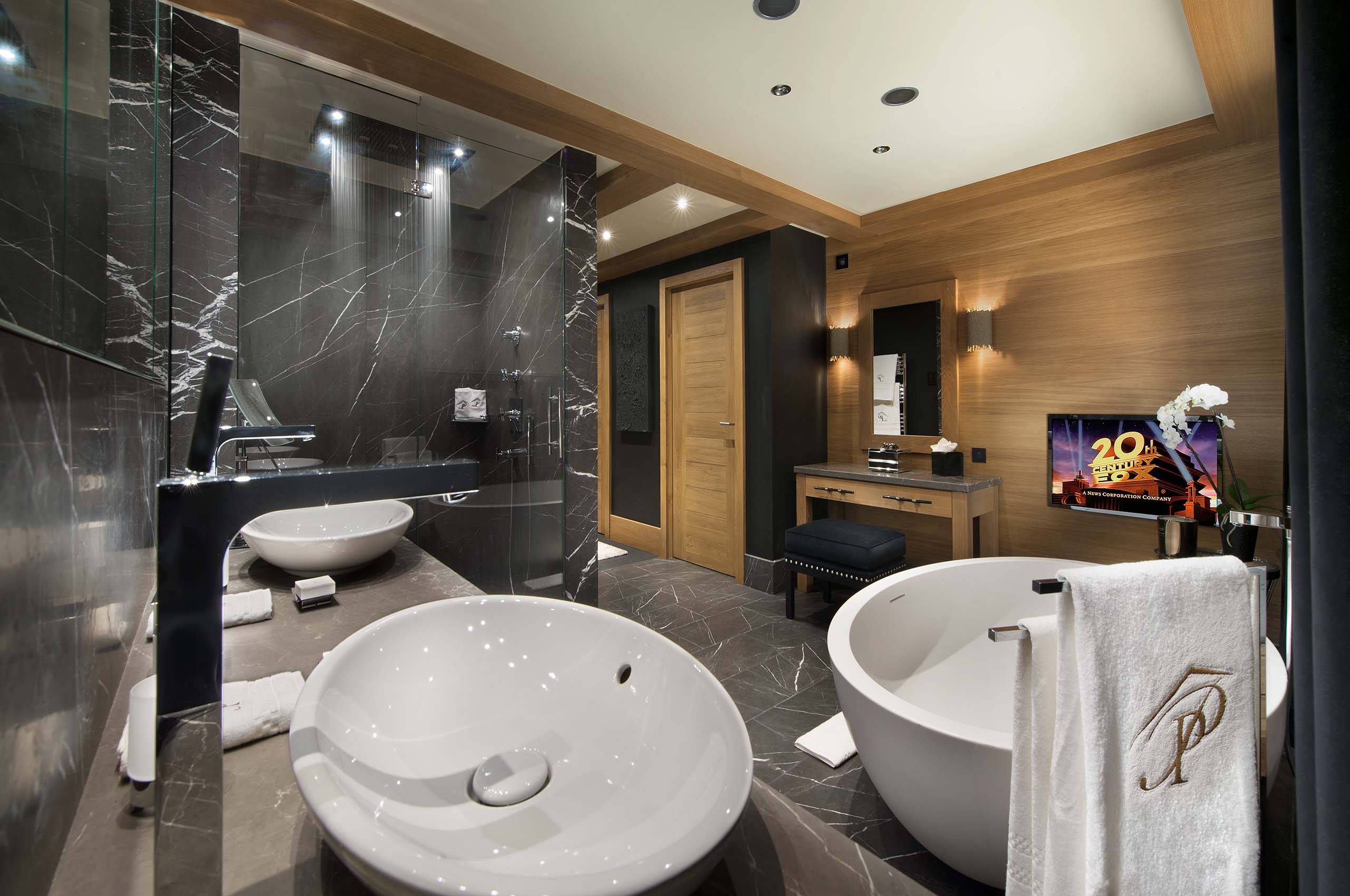 bathroom-doublesink-bathtub-modern-elegant-design-courchevel1850-luxury-chalet-palais