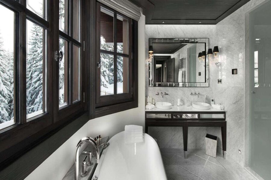 bathroom-doublesink-bathtub-scenicviews-courchevel1850-luxury-chalet-corinne-12