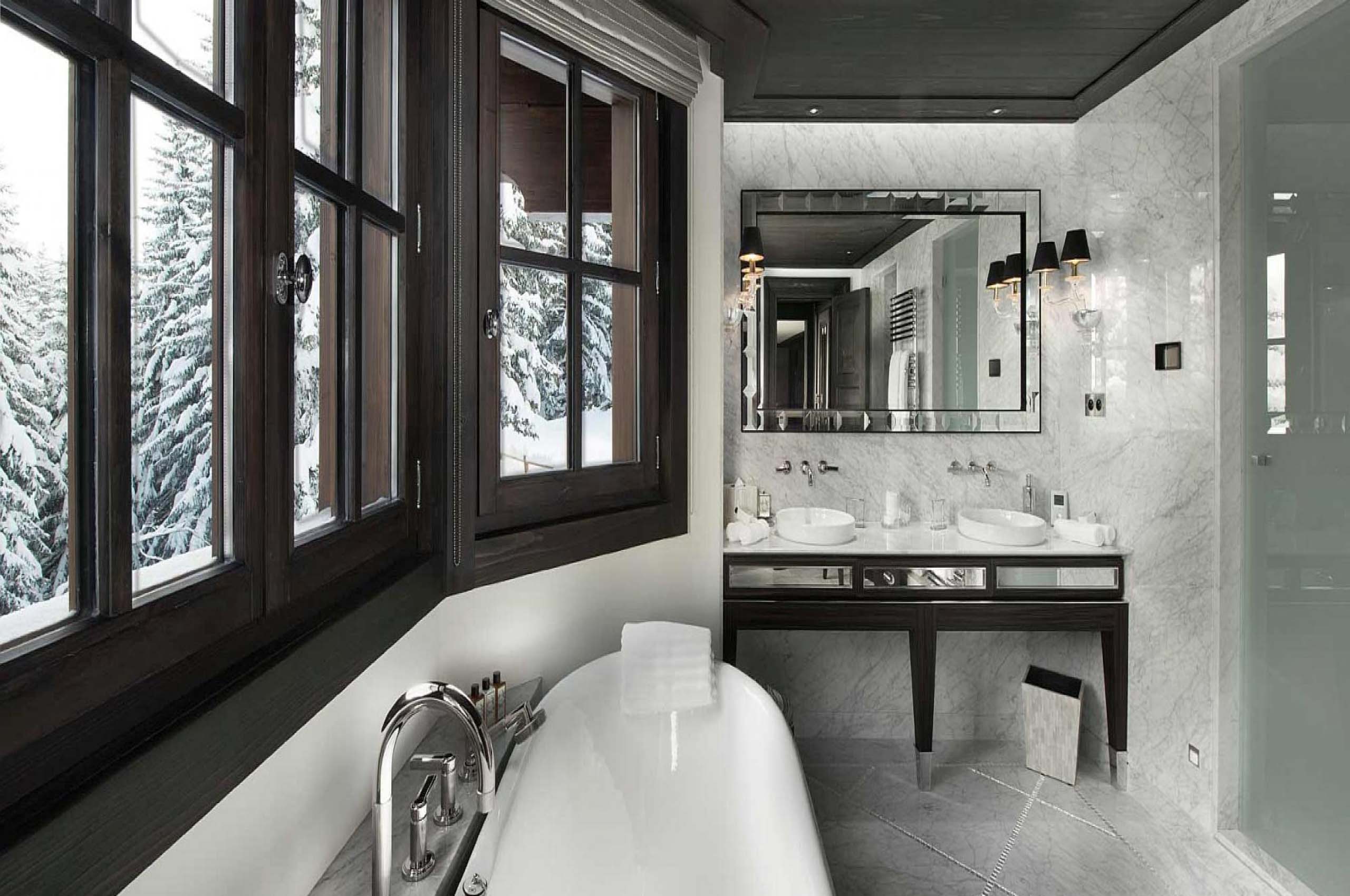 bathroom-doublesink-bathtub-scenicviews-courchevel1850-luxury-chalet-corinne-12