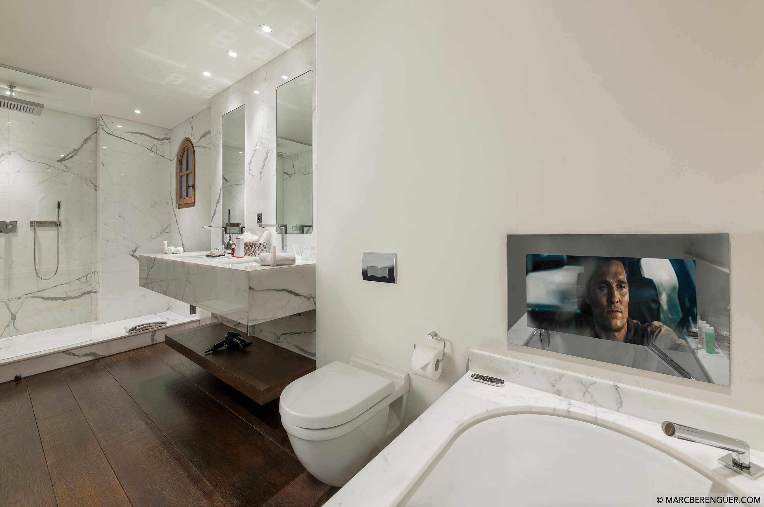 bathroom-doublesink-bathtub-tv-modern-marble-design-courchevel1850-luxury-chalet-blanche-08