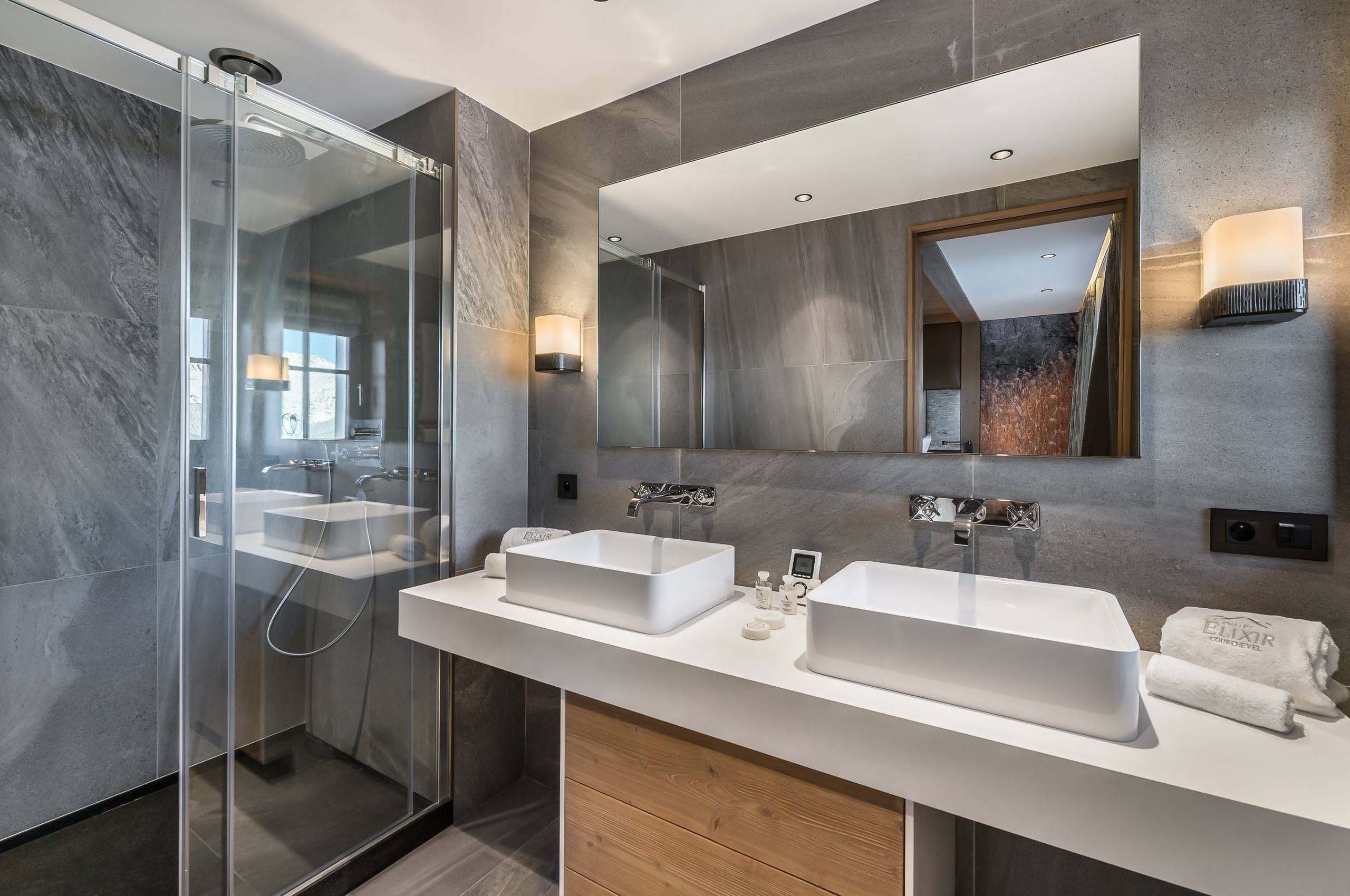 bathroom-doublesink-italianshower-modern-design-courchevel1850-luxury-chalet-alexi