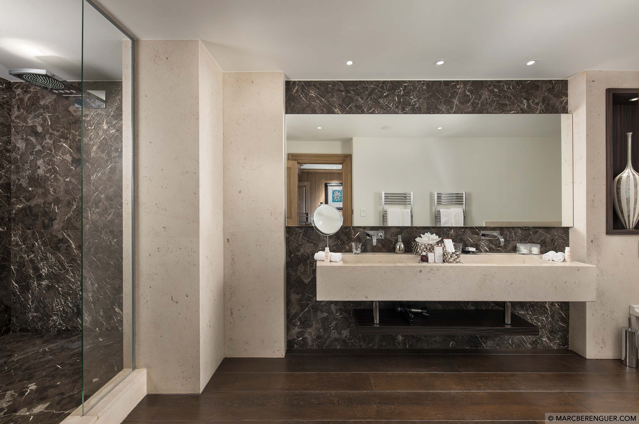 bathroom-doublesink-walkinshower-modern-design-courchevel1850-luxury-chalet-blanche-07