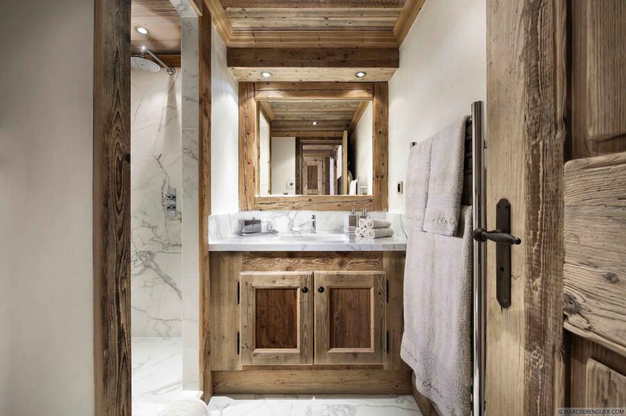 bathroom-ensuite-alpine-marble-design-courchevel1850-luxury-chalet-rochel-12