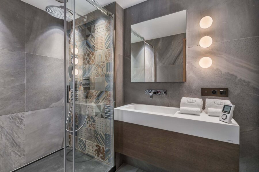 bathroom-walkinshower-modern-design-courchevel1850-luxury-chalet-alexi
