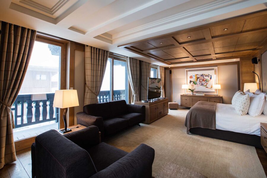 bedroom-balcony-elegant-modern-design-courchevel1850-luxury-chalet-edel