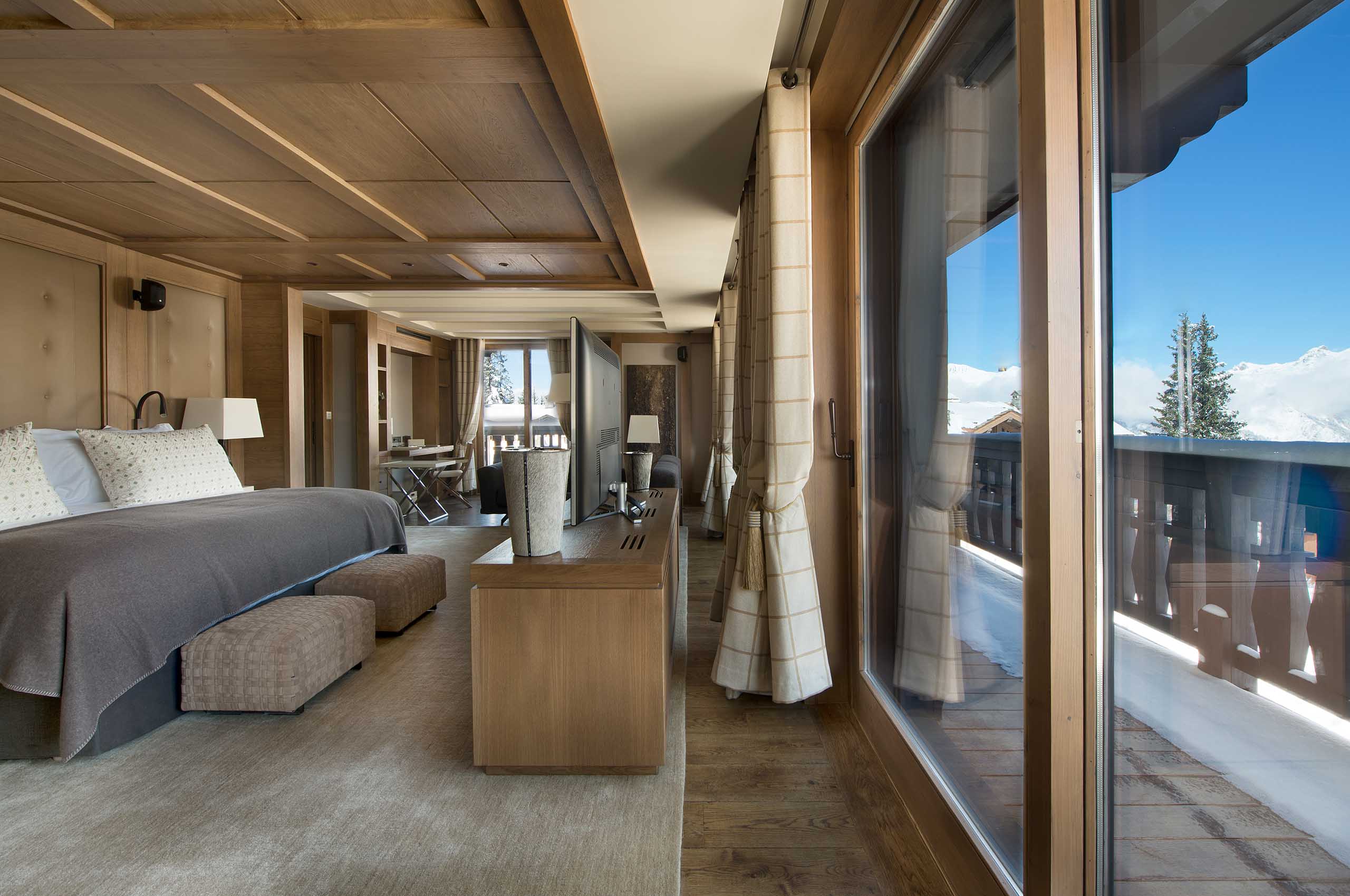 bedroom-balcony-modern-design-courchevel1850-luxury-chalet-edel