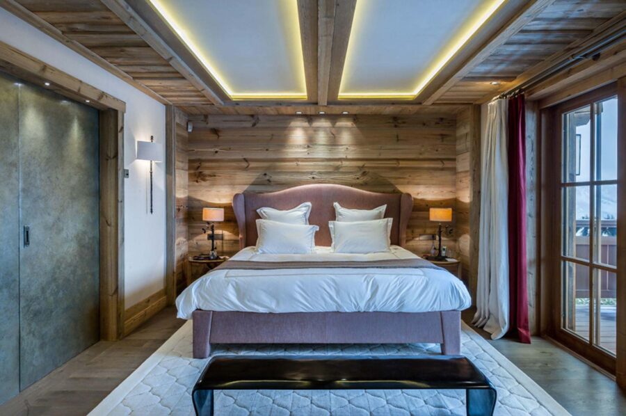 bedroom-balcony-scenicviews-cosy-design-courchevel1850-luxury-chalet-brielle