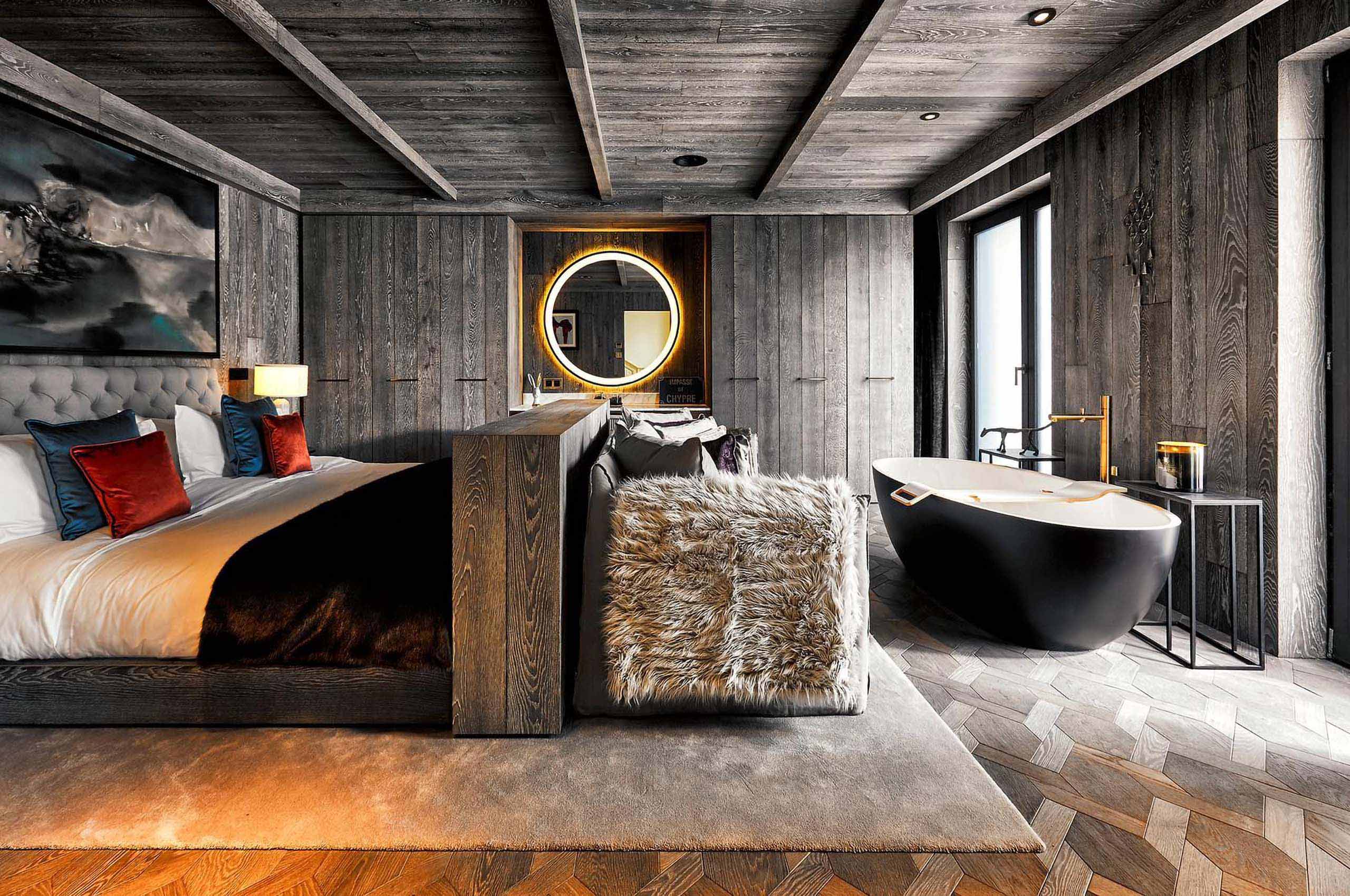 bedroom-bathtub-modern-unique-interiordesign-luxury-chalet-elizabeth-courchevel1850