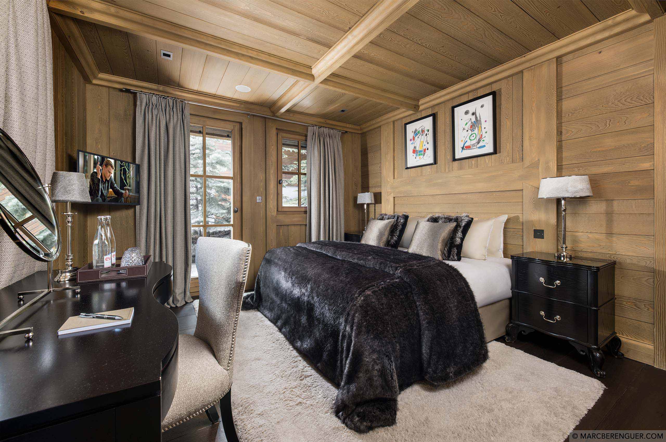 bedroom-cosy-interior-mountainview-elegant-design-courchevel1850-luxury-chalet-blanche-11