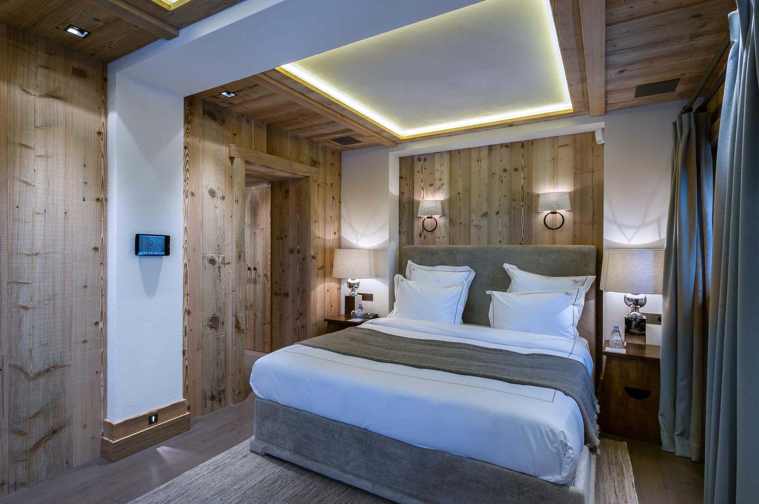 bedroom-elegant-alpine-interiordesign-courchevel1850-luxury-chalet-Kelly-12