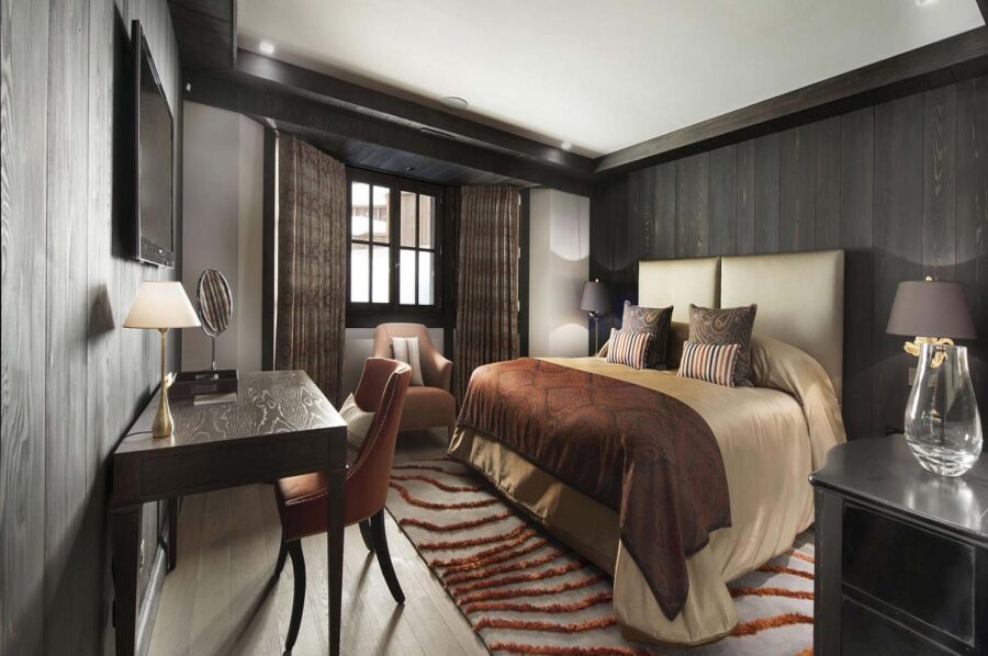 bedroom-elegant-spacious-design-scenicviews-courchevel1850-luxury-chalet-corinne-16