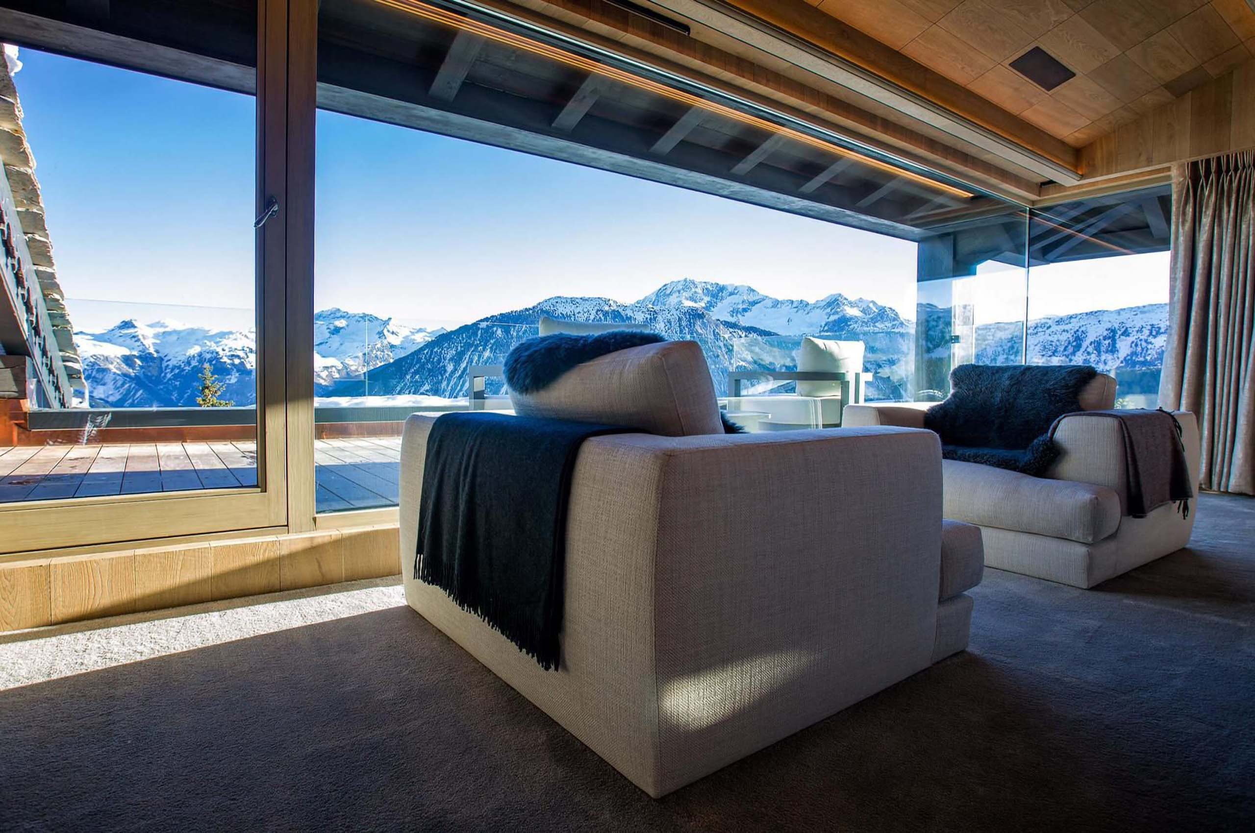 bedroom-loungearea-mountainview-scenicviews-modern-elegant-luxury-design-chalet-elizabeth-courchevel1850