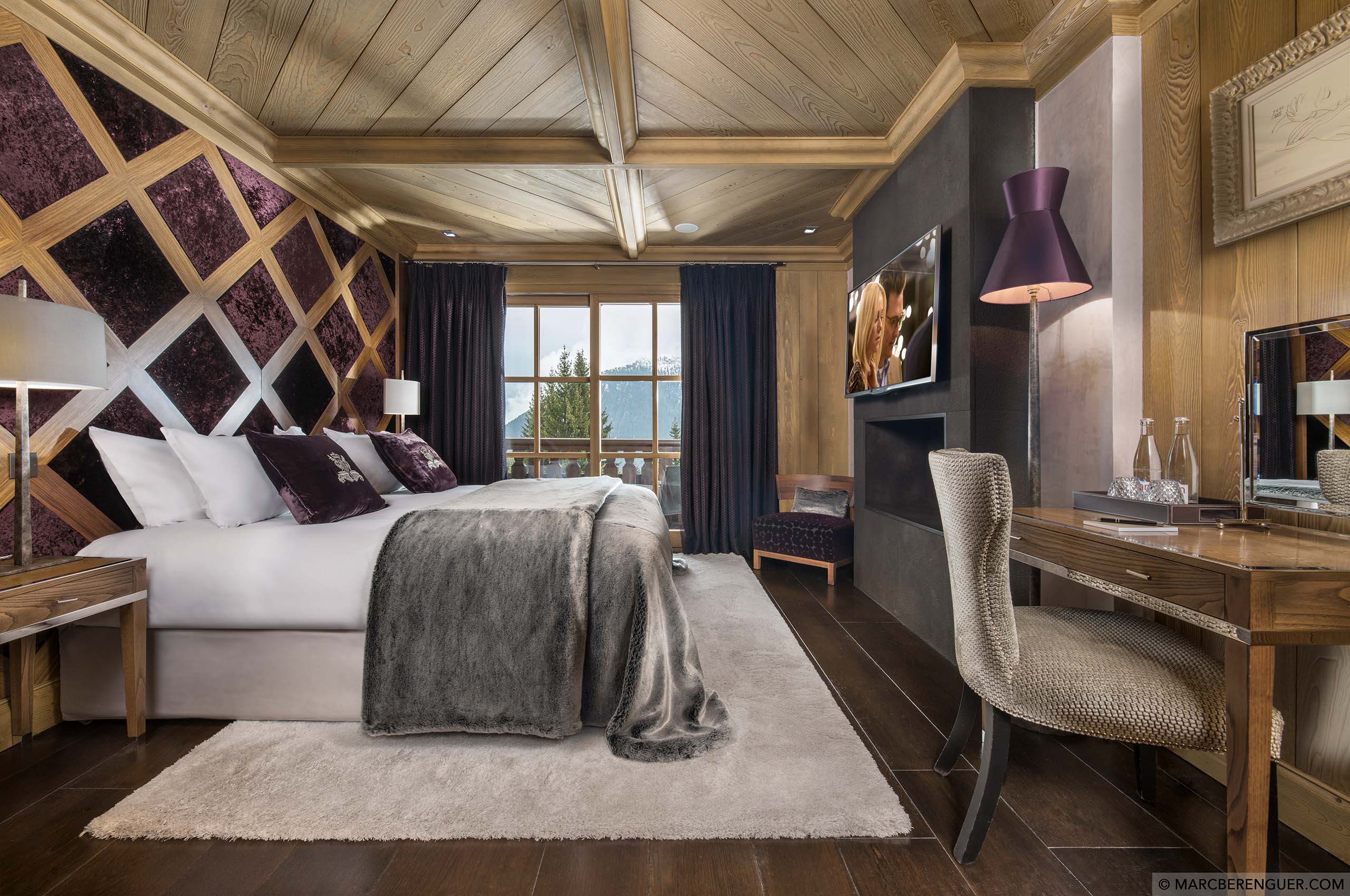 bedroom-luxury-elegant-interiordesign-mountainview-courchevel1850-luxury-chalet-blanche-09