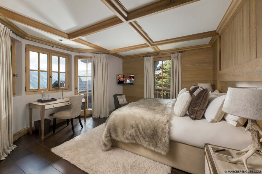bedroom-mountainview-cosy-stylish-interior-courchevel1850-luxury-chalet-blanche-10
