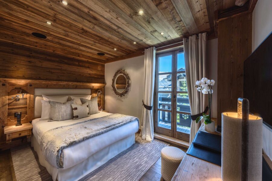 bedroom-scenicviews-alpine-cosy-interiordesign-courchevel1850-luxury-chalet-chateau