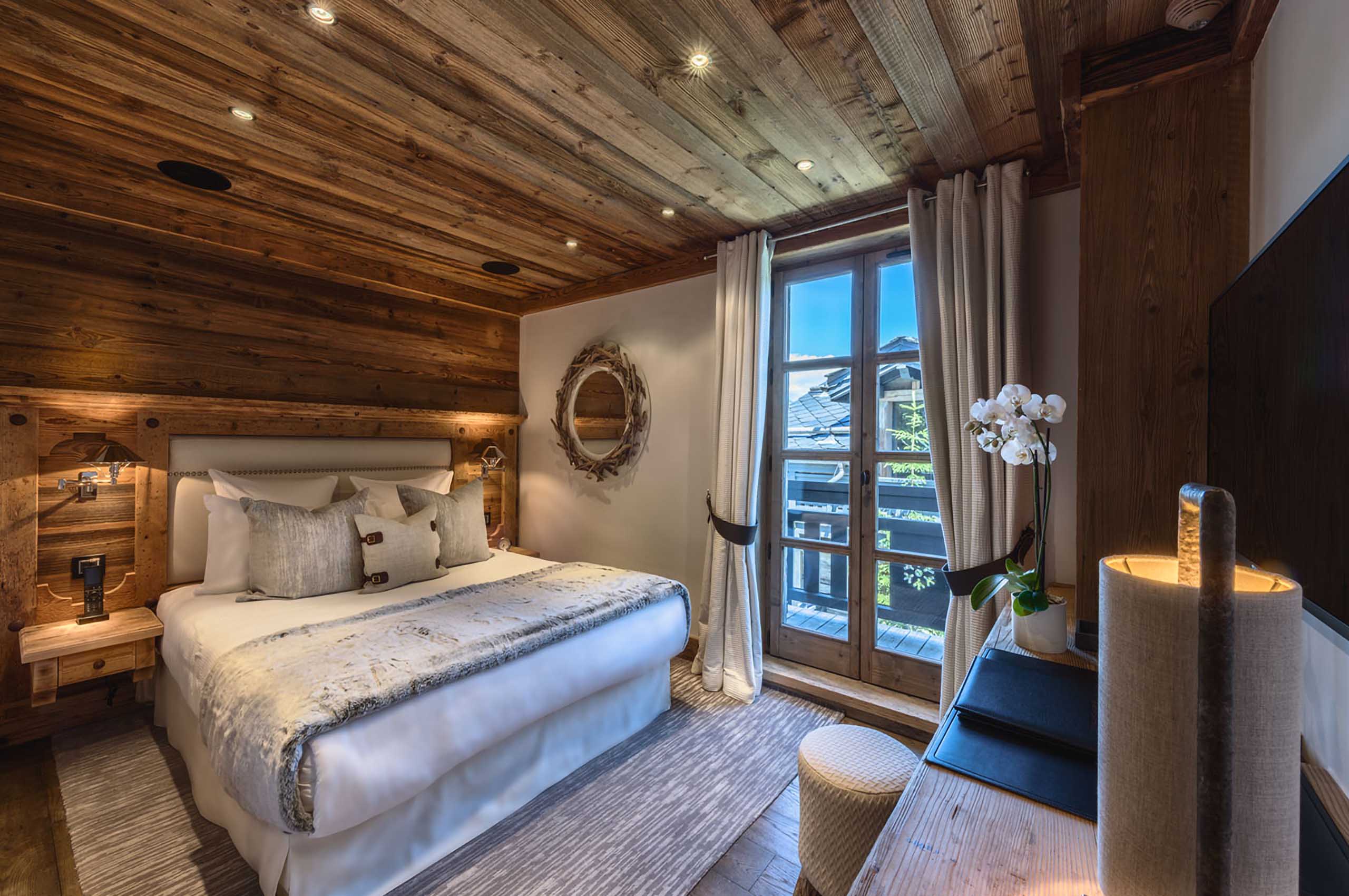 bedroom-scenicviews-alpine-cosy-interiordesign-courchevel1850-luxury-chalet-chateau