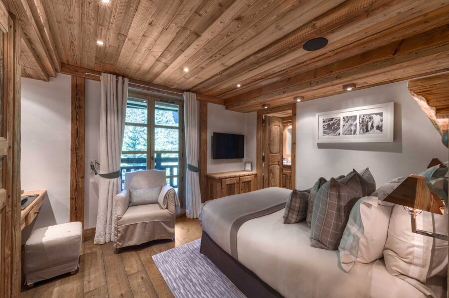 bedroom-scenicviews-alpine-elegant-design-courchevel1850-luxury-chalet-chateau