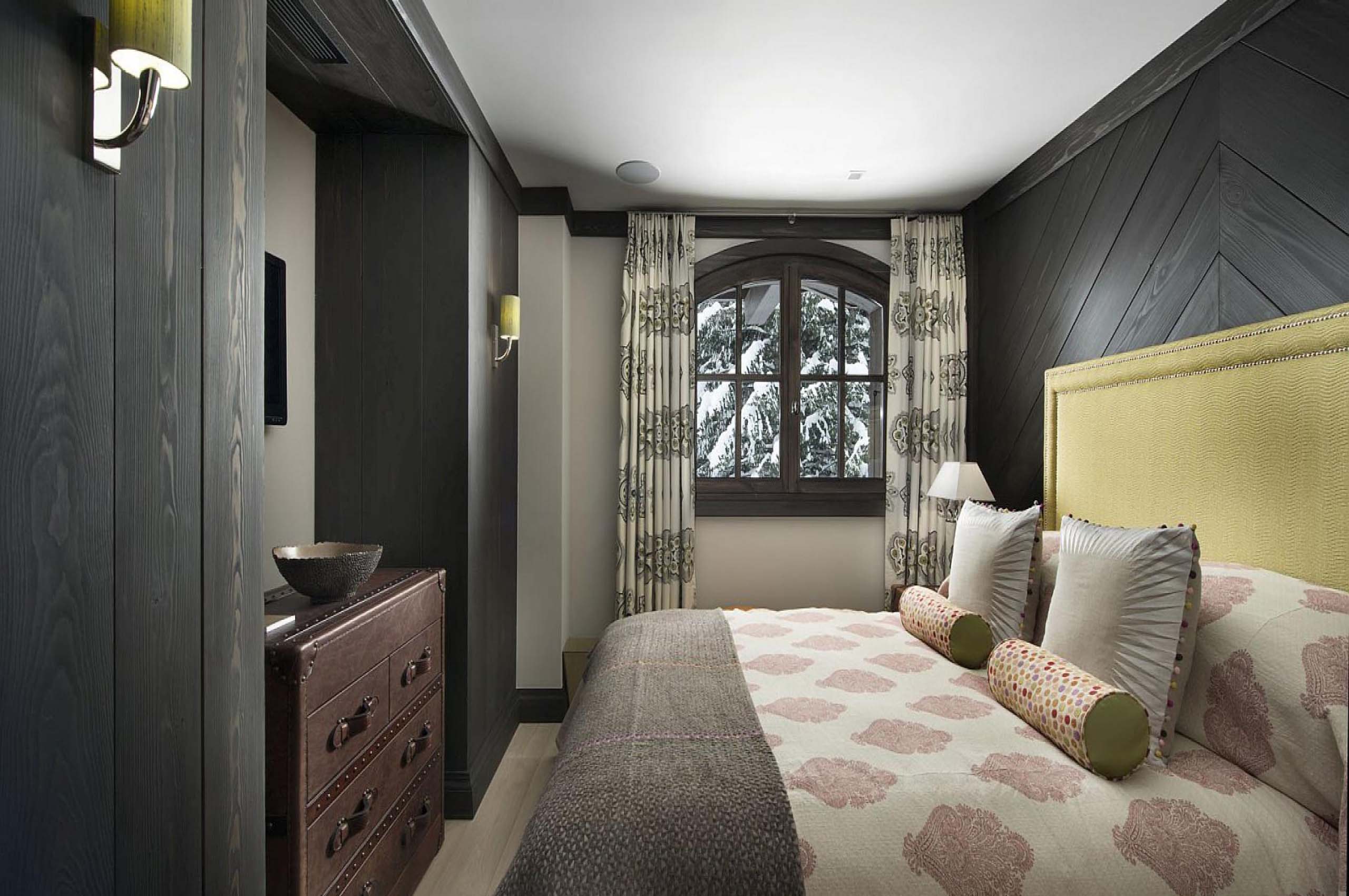 bedroom-scenicviews-cosy-elegant-interior-courchevel1850-luxury-chalet-corinne-20