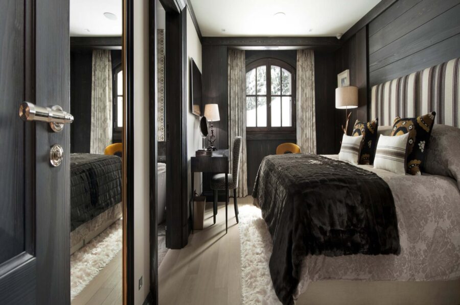 bedroom-scenicviews-ensuite-elegant-interior-courchevel1850-luxury-chalet-corinne-14