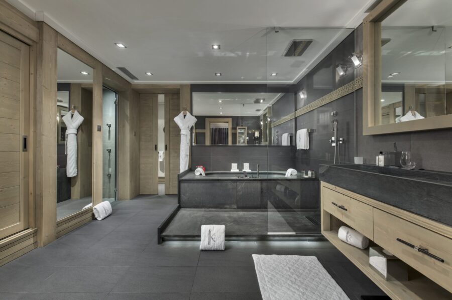 chalet-abbie-bathroom-doublesink-bathtub-shower-sleek-modern-elegant-design-luxuy-retreat-courchevel1850