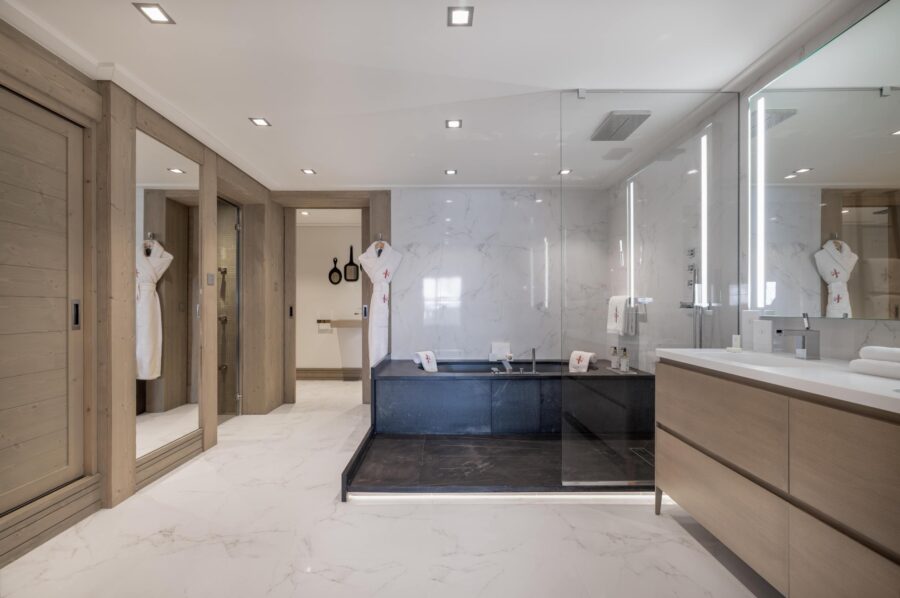 chalet-abbie-bathroom-ensuite-spacious-luxury-design-courchevel1850
