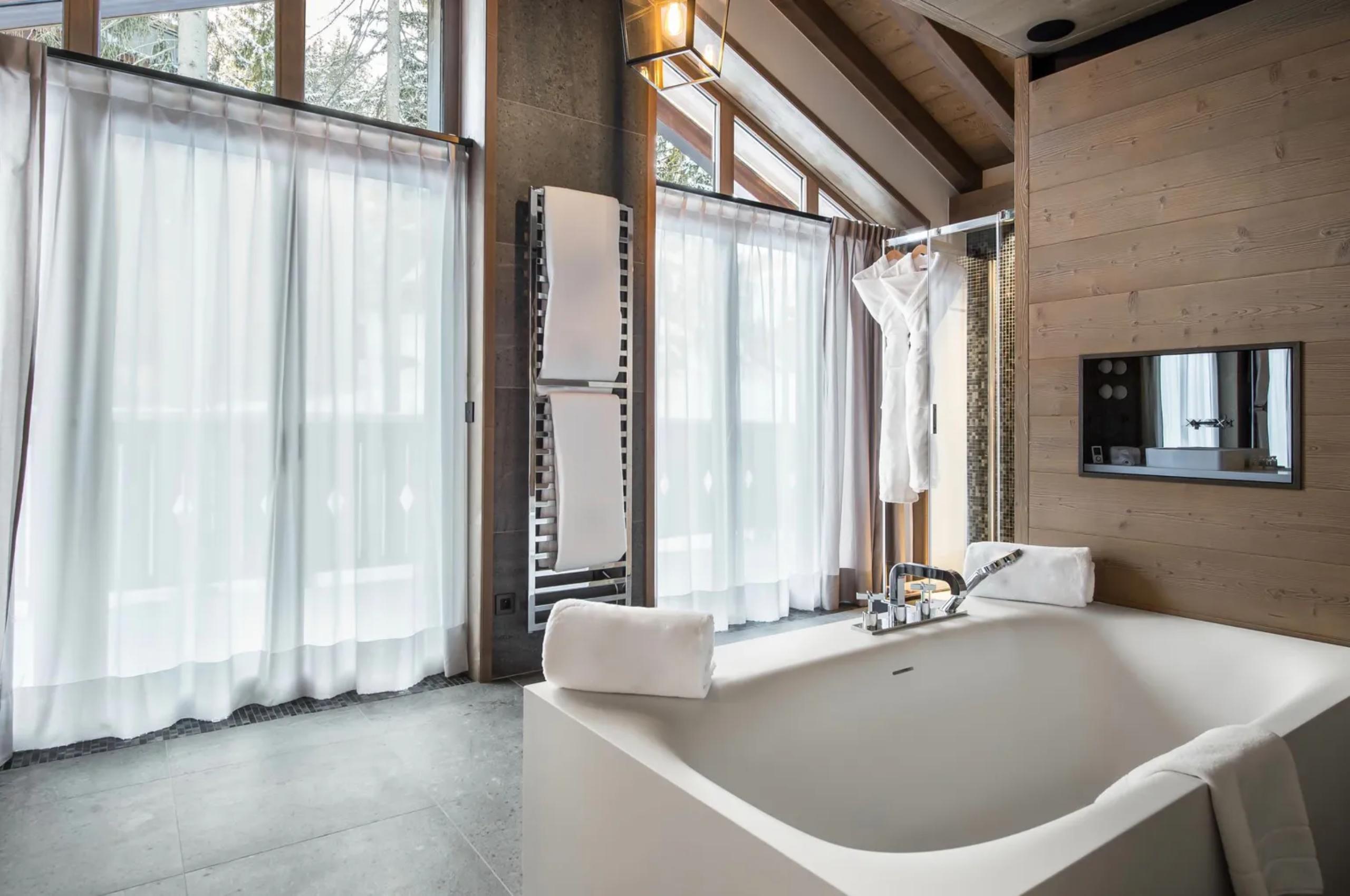 chalet-alexi-bathroom-bathtub-balcony-modern-luxury-design-courchevel1850