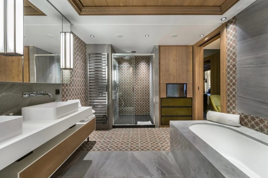 chalet-alexi-bathroom-bathtub-double-sink-walk-in-shower-luxury-courchevel1850