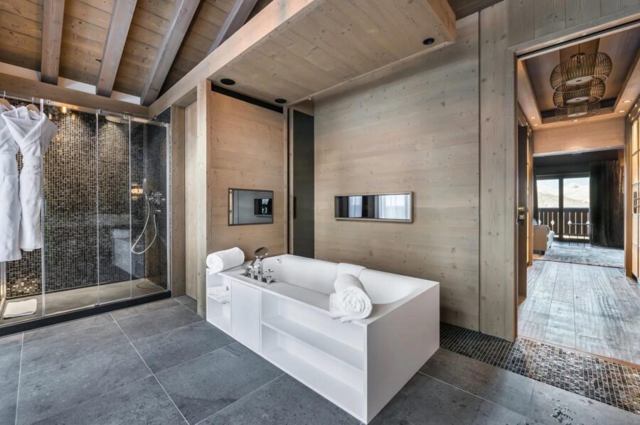 chalet-alexi-bathroom-bathtub-walk-in-shower-luxury-courchevel1850