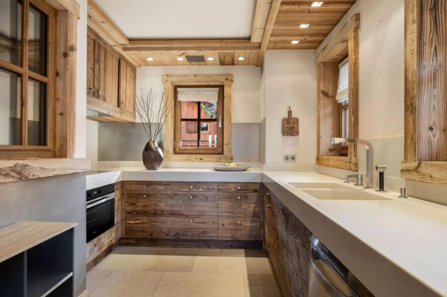 chalet-annie-kitchen-sleek-modern-design-luxury-courchevel1850