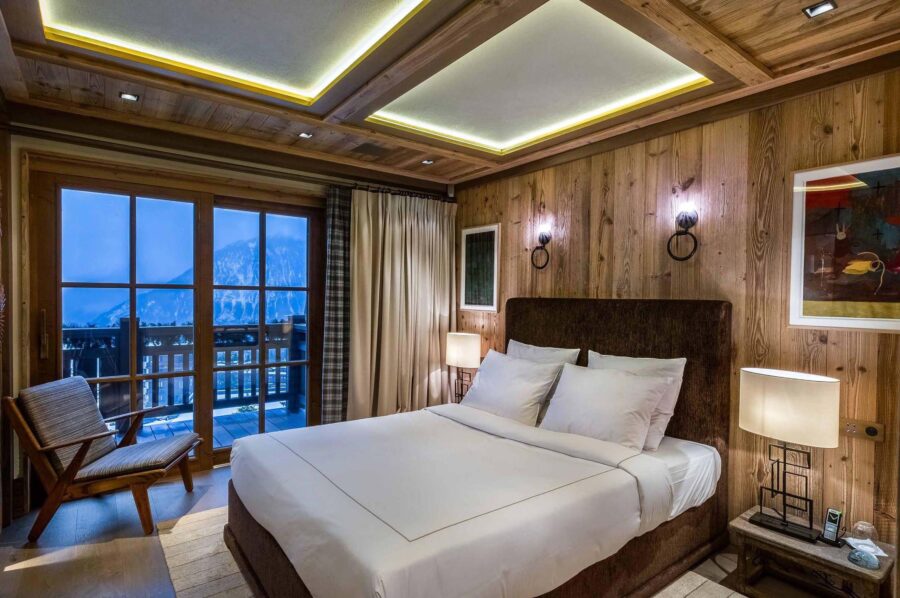 chalet-annie-mainpage-bedroom-mountainviews-modern-stylish-alpine-interior-courchevel1850
