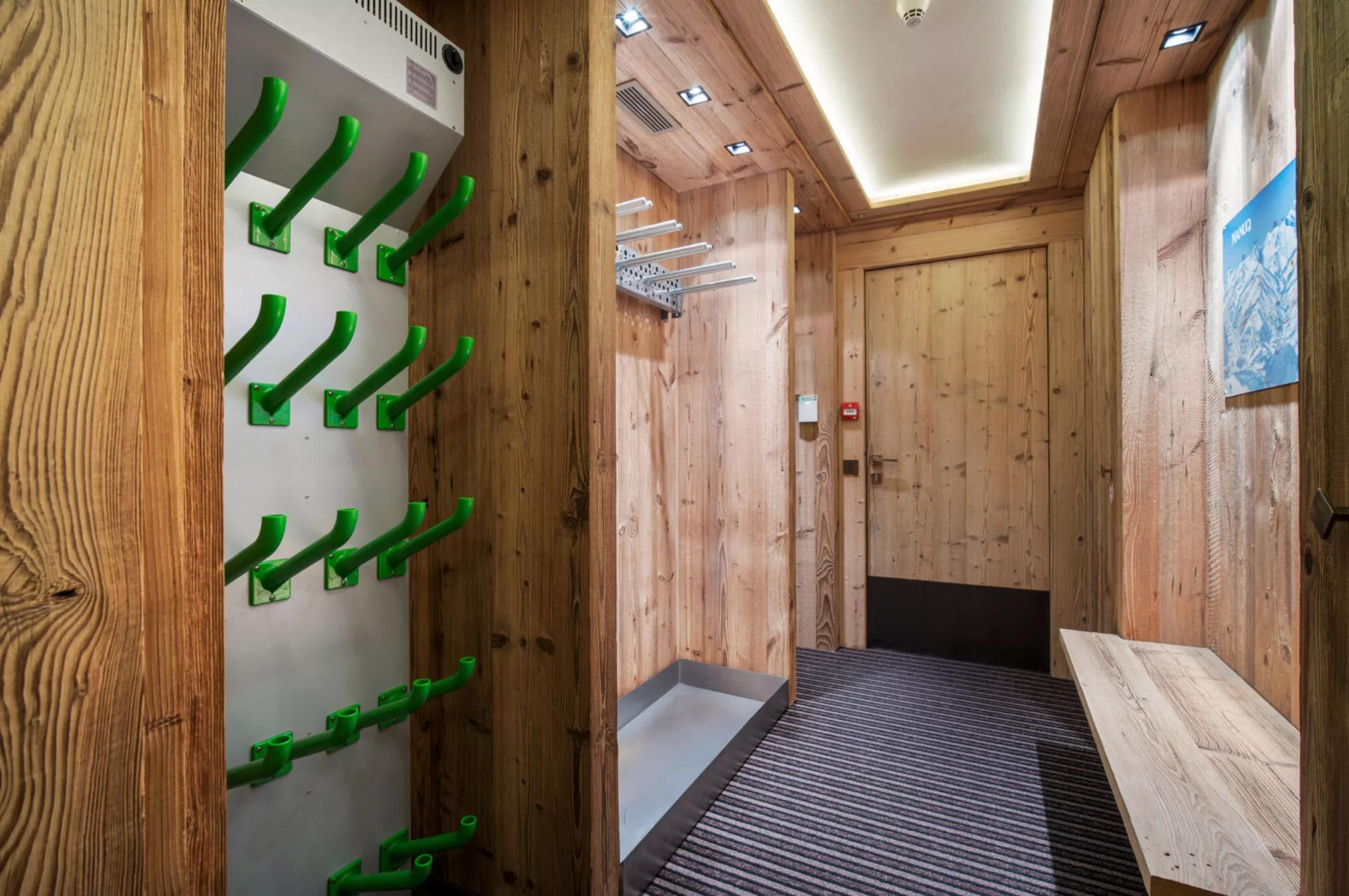 chalet-annie-ski-room-boot-room-luxury-alpine-retreat-courchevel1850